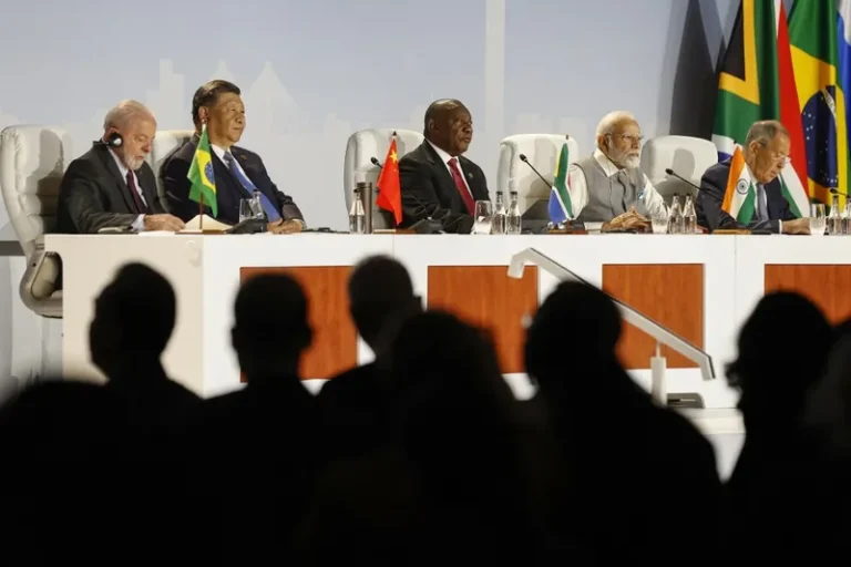 What are the possibilities and challenges of de-dollarizing the Global South's economies?
