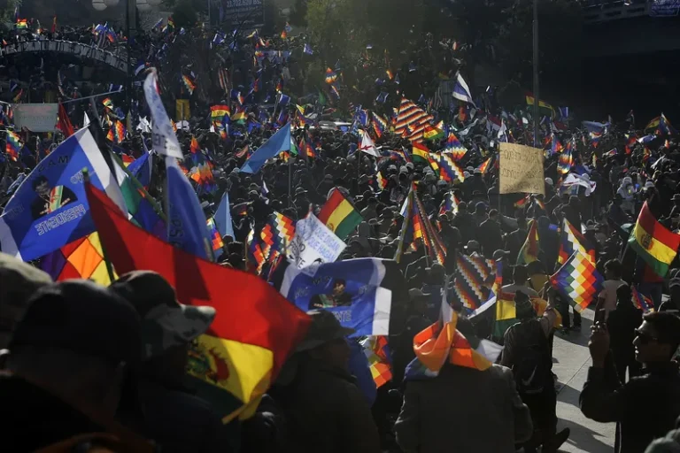 Marcha de Evo Morales chega à capital da Bolívia e governo Arce responde: 'Ameaça'