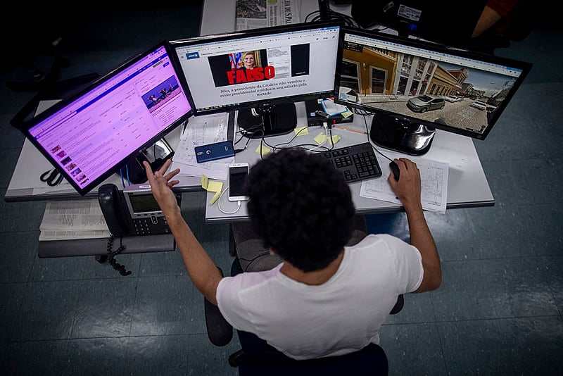 Grupos de ativistas divulgam manuais de como que ensinam como se proteger de grupos e links falsos em redes sociais