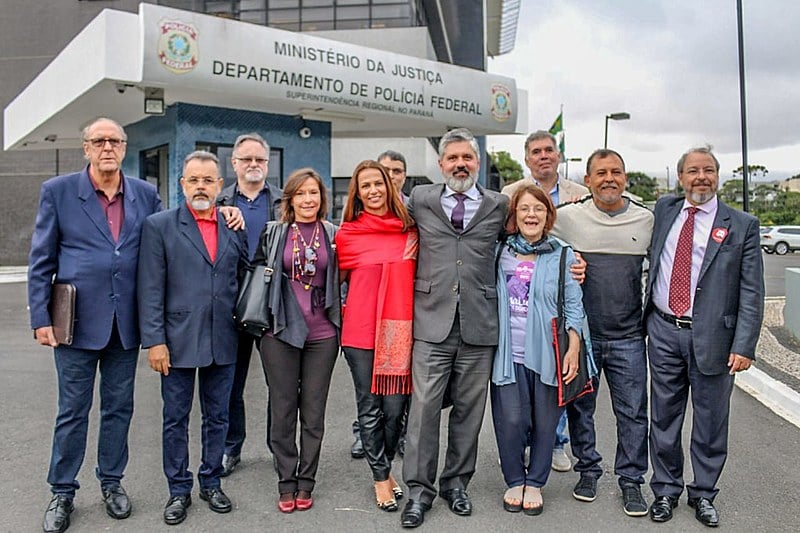 Durante a tarde, juristas se reuniram em frente à PF para prestar solidariedade a Lula