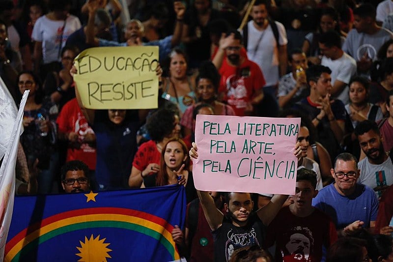 A inconstitucionalidade é ainda mais absurda porque, para além do corte financeiro e estrutural, mexe também com a produção do conhecimento