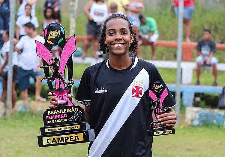 Campanha de arrecadação vai financiar viagem de Natália para estudar Educação Física e jogar futebol nos Estados Unidos
