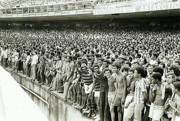 Setor geral era um grande espaço popular no estádio do Maracanã
