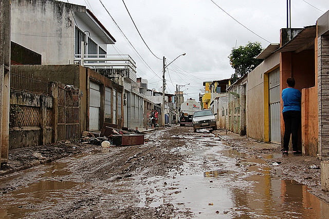 Chuvas elevaram o nível dos rios da Zona da Mata Sul do estado e deixaram mais de 50 mil desalojados
