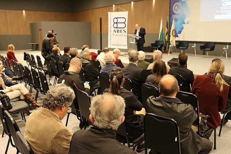 Em Curitiba, a ação ocorreu no auditório do Instituto de Engenharia do Paraná (IEP) e reuniu dezenas de entidades do estado.