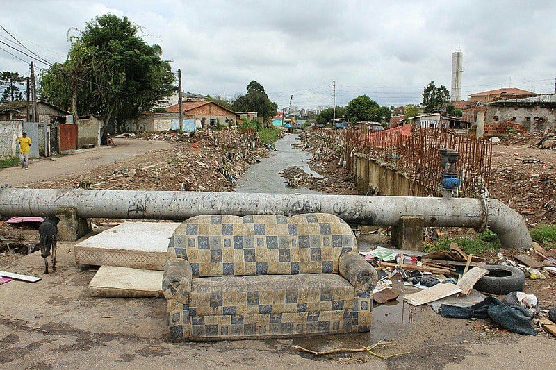 A população curitibana tem sofrido com enchentes. Nas últimas semanas, milhares de pessoas tiveram as casas danificadas e perderam móveis