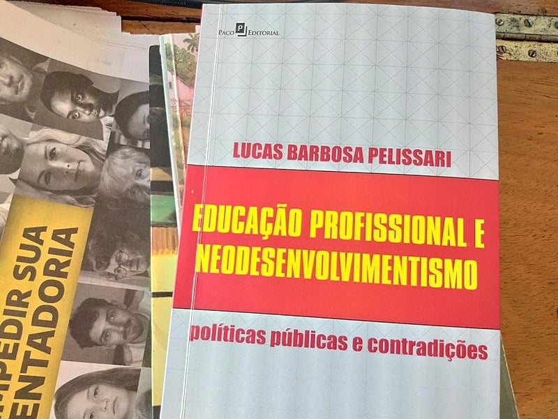 O livro faz um balanço das políticas de educação profissional dos governos Lula e Dilma