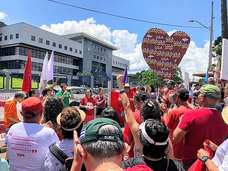Saudação de ''Boa Tarde'' ao ex-presidente Lula na Vigília, durante o sábado. A resistência democrática completou 296 dias neste domingo.