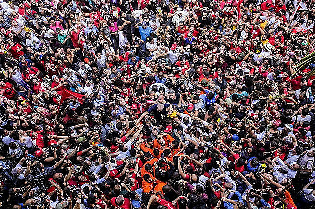 Lula é carregado pelo povo após discurso em São Bernardo