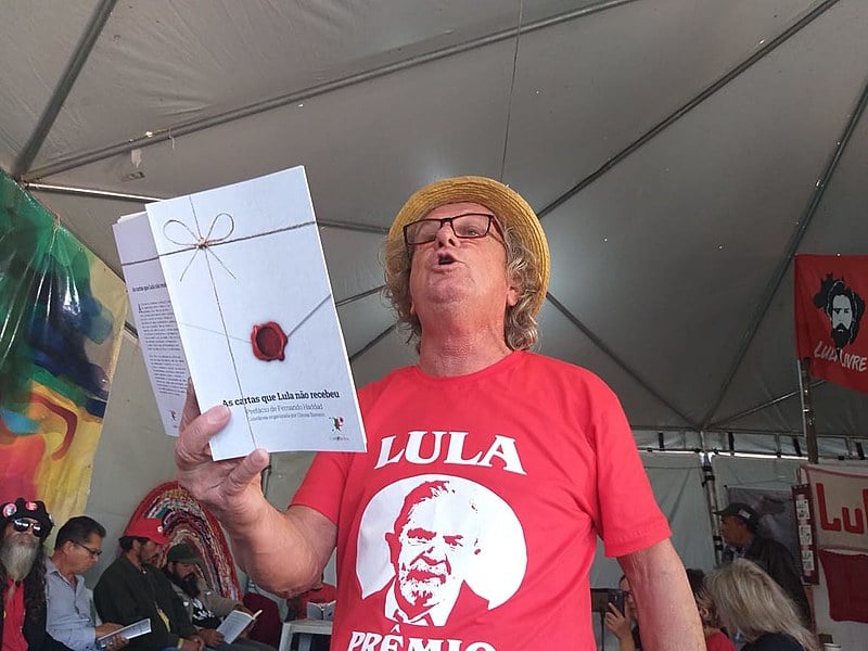 O artista popular João Bello é um dos integrantes do livro e coletânea
