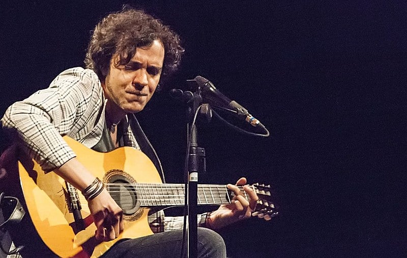 Paulinho Moska é cantor, compositor e ator brasileiro e já emplacou 13 temas em trilhas de novelas