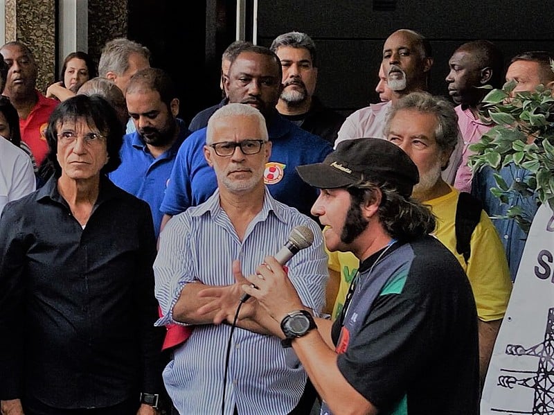 Emanuel Mendes, diretor do SINTERGIA-RJ, durante ato no centro do Rio.