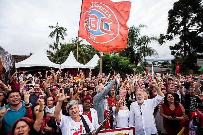 Vigília Lula Livre fica repleta de militantes e de mística