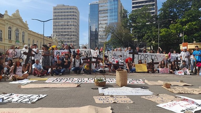 Indígenas protestam contra o marco temporal no centro de Porto Alegre