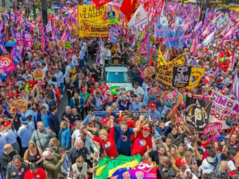 O presidente Luiz Inácio Lula da Silva (PT) durante caminhada com Guilherme Boulos (Psol) na Avenida Paulista, na véspera do primeiro turno das eleições municipais de 2024