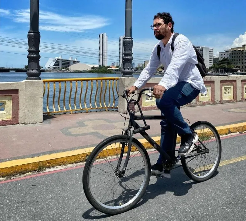 Mais cedo desviei de pedestres na ciclofaixa da Agamenon Magalhães, que ocupou a calçada para “garantir a permanência de todas as faixas para carro”