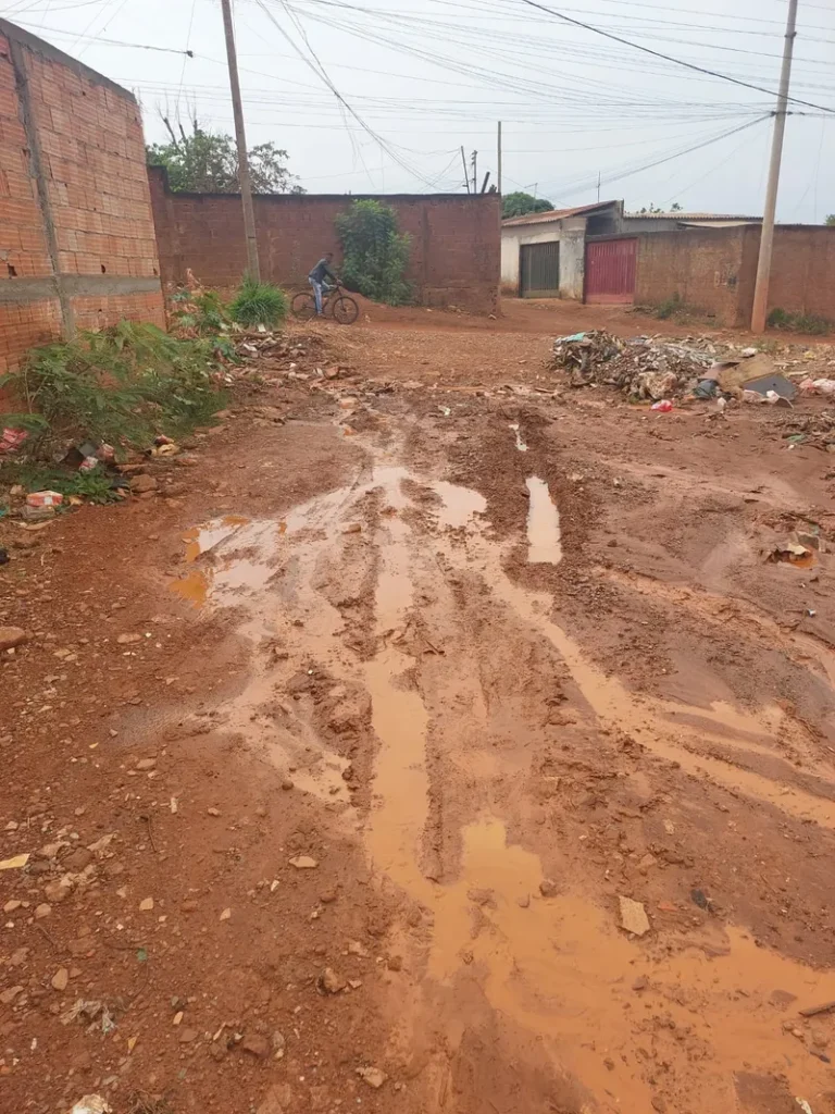 Moradores relatam problemas de alagamento de estradas e casas no Sol Nascente