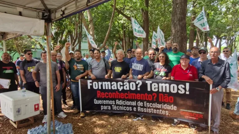 Em Brasília, trabalhadores da Embrapa protestam em frente ao Ministério da Agricultura