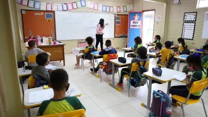 MEC anuncia reajuste do piso nacional do magistério para R$ 4.867