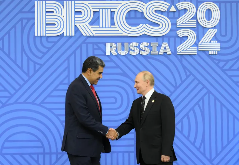 Os presidentes da Venezuela e Rússia, Nicolás Maduro e Vladimir Putin, durante cúpula do Brics em Kazan, em 2024
