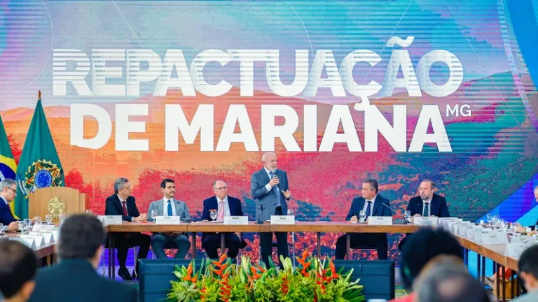 Sob crítica dos atingidos, governo federal assina acordo de reparação do caso Mariana 