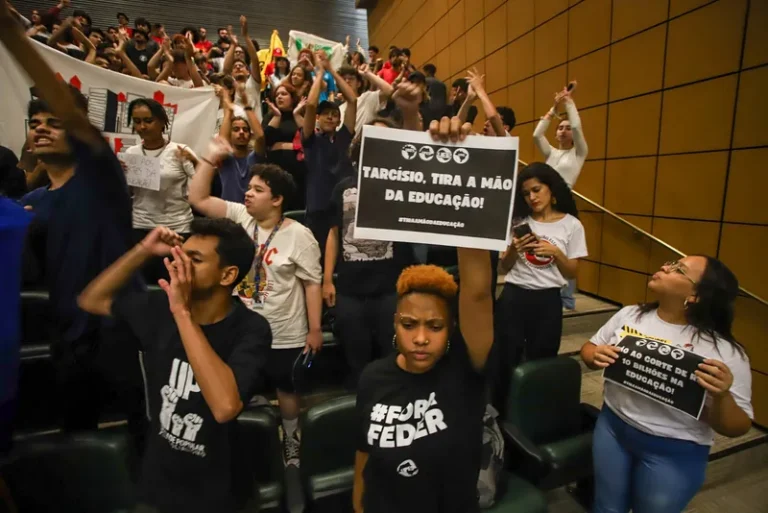 SP: estudantes protestam contra PEC de Tarcísio que pode cortar quase R$ 10 bilhões da educação