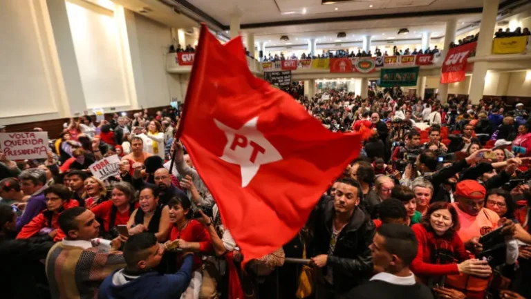 Dividido entre volta à esquerda ou projeção à centro-direita, PT se discute após eleições