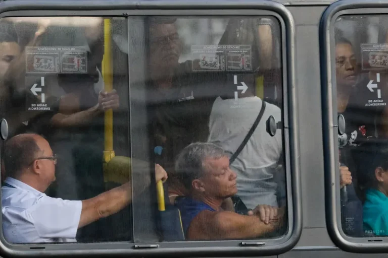 Tarcísio aposta na repressão e falha em investigar ataques a ônibus em SP, diz ex-ouvidor da PM