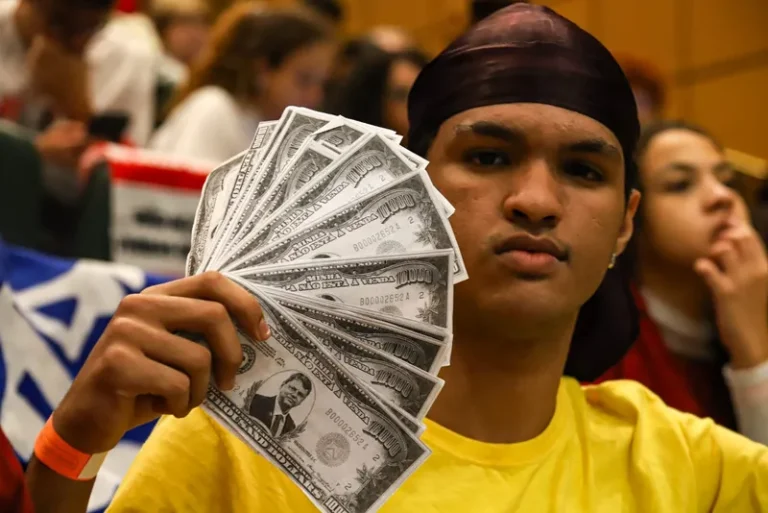 Com estudantes barrados na Alesp, PEC de Tarcísio que corta R$ 10 bi da educação de SP avança