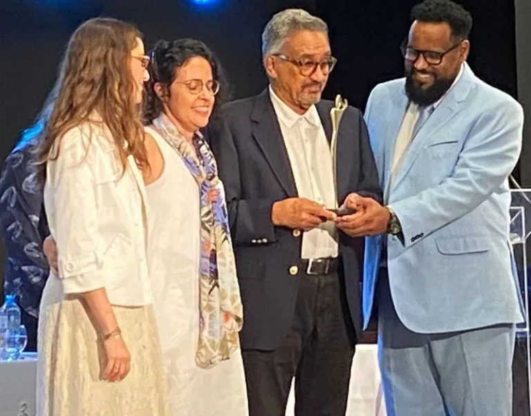 Ao toque dos atabaques, Muniz Sodré recebe homenagem por contribuição como intelectual negro