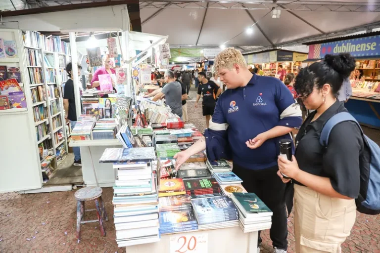 Seis meses após enchente, Feira do Livro de Porto Alegre (RS) é retomada e comemora 70 anos