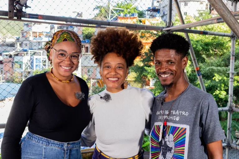 "Teatro das Oprimidas é uma revolução dentro da revolução", afirma artivista no Papo na Laje
