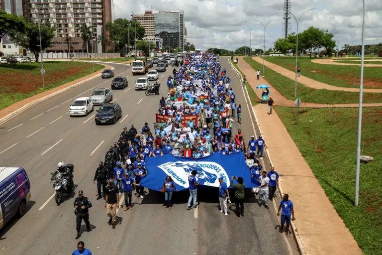 Pescadores artesanais marcham em Brasília por direitos territoriais e justiça climática