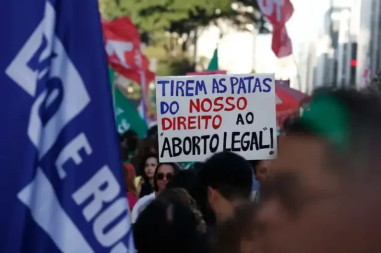 Mulheres protestam no Recife contra PEC que visa acabar com aborto legal