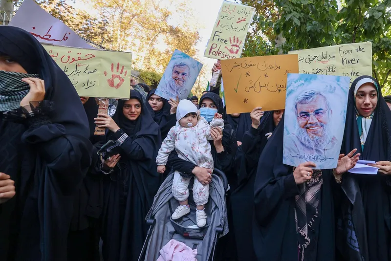 Mulheres em protesto pelo fim do genocídio em Gaza em frente ao escritório das Nações Unidas (ONU) em Teerã, nesta sexta-feira (22)