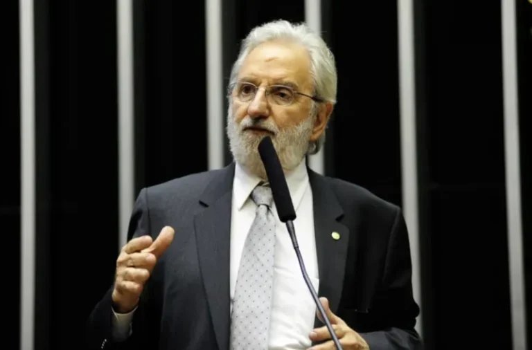 'Consequência mais imediata deveria ser prisão preventiva de Bolsonaro', defende Ivan Valente 