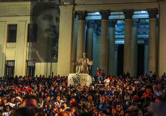 Cuba homenageia Fidel Castro no aniversário de oito anos de sua morte