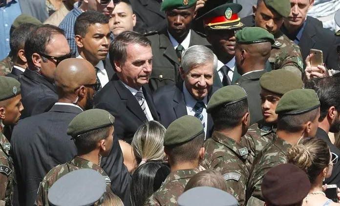 'Forças Armadas usaram capacidade eleitoral de Bolsonaro pra voltar ao poder', diz historiadora