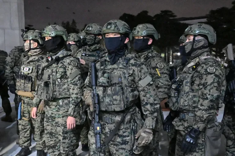Coreia do Sul: Parlamento bloqueia lei marcial de presidente; oposição fala em 'golpe'