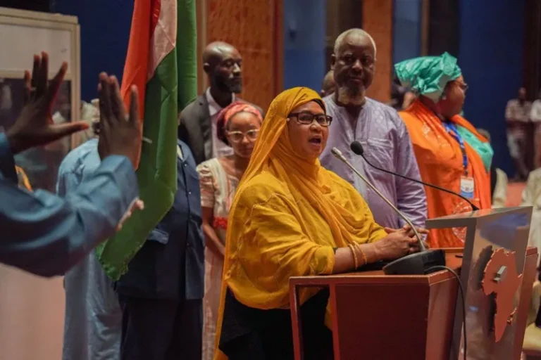França fora da África: a palavra de ordem do momento