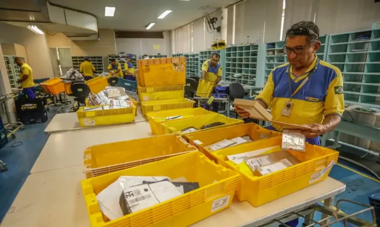 Correios vivem crise desde governo Bolsonaro e precisam de aporte emergencial, diz sincato