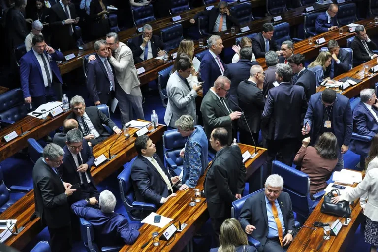 Sem sobretaxa para armas, senadores aprovam regulamentação da reforma tributária