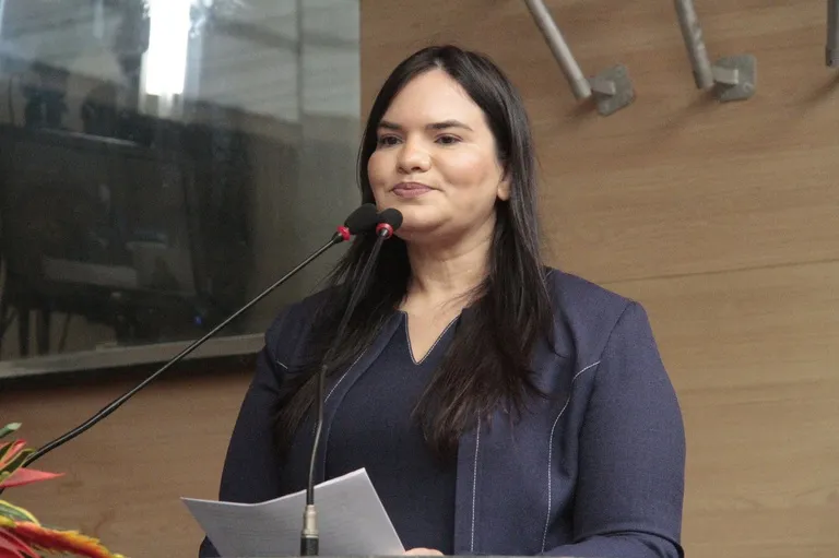 Após articulação de feministas, Michele Collins desiste de homenagem a fetos e embriões
