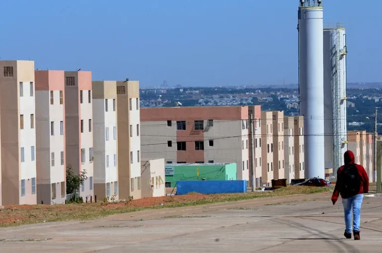 Ibaneis prioriza remoções e corta pela metade verba para habitação em 2025