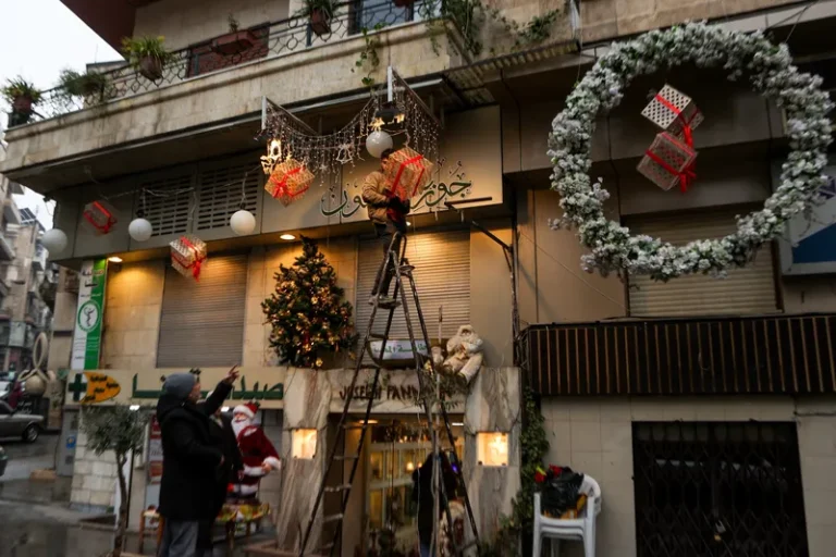 Centenas de cristãos protestam em Damasco contra queima de árvore de Natal 