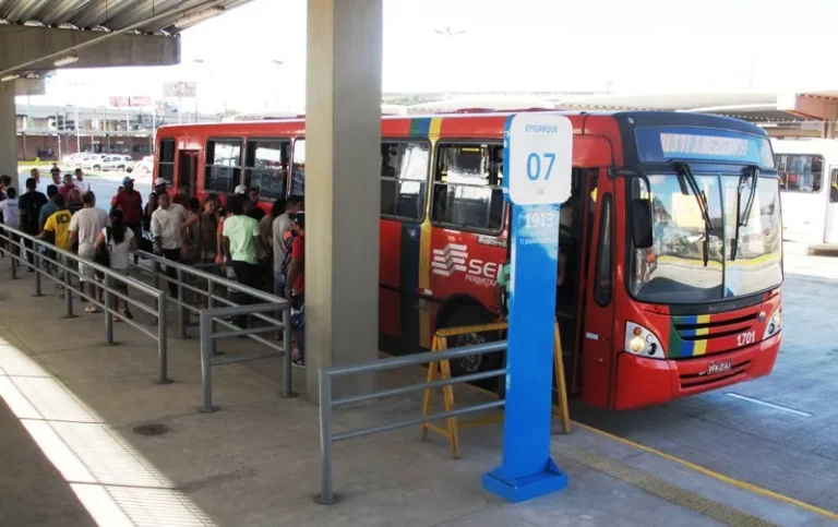 No apagar das luzes do ano, governadora e empresas de transporte aumentam passagens de ônibus