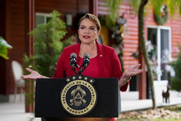 Presidenta de Honduras diz que país está prestes a erradicar o analfabetismo com apoio de Cuba