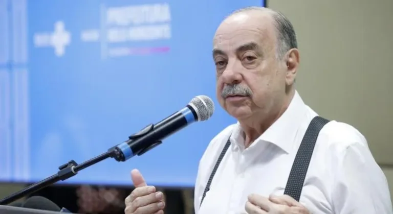 Prefeito de Belo Horizonte se afasta do cargo após internação por pneumonia; vice assume