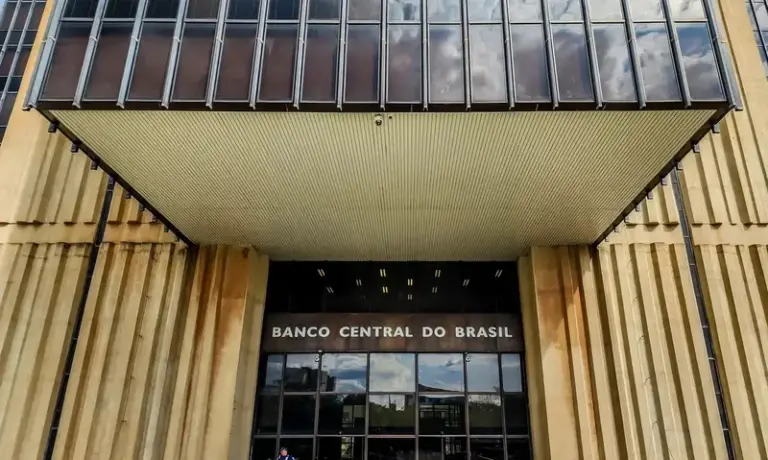 Após Copom elevar Selic, bancos estimam que ela não caia mais em 2025