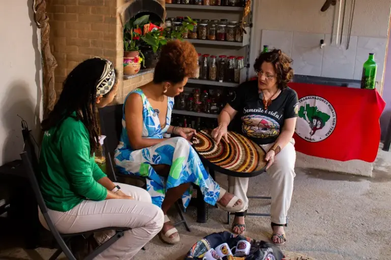 Projeto do MST preserva sementes crioulas e produz obras de arte em Maricá (RJ)